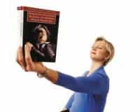 женщина с пресбиопией читает книгу