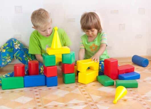 дети играют в кубики